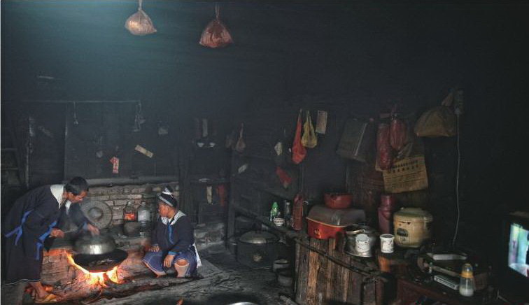 大多數(shù)瑤民還保留著燒柴做飯的傳統(tǒng)習(xí)俗。室內(nèi)被煙火長期熏烤,黑乎乎的。