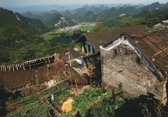 油嶺瑤寨許多傳統(tǒng)建筑已無人居住。不遠(yuǎn)的山下就是移民新村。