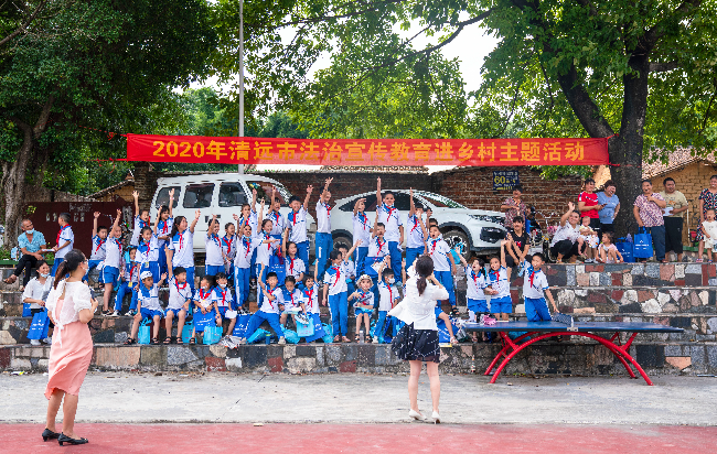 現(xiàn)場學(xué)生積極參與互動問答。清遠(yuǎn)日報(bào)記者_(dá)江元威_攝.jpg