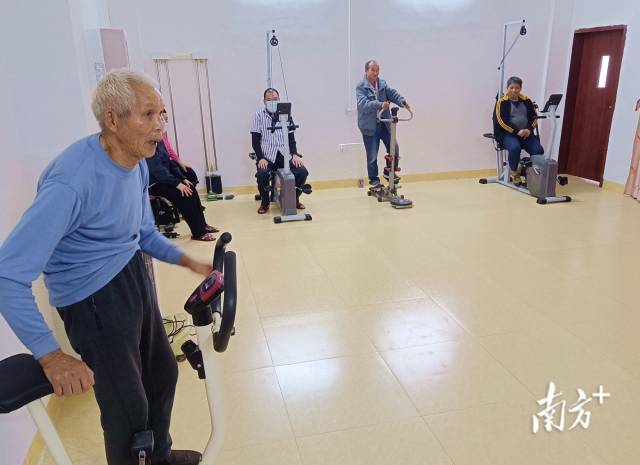 老人在敬老院健身房運(yùn)動、健身。