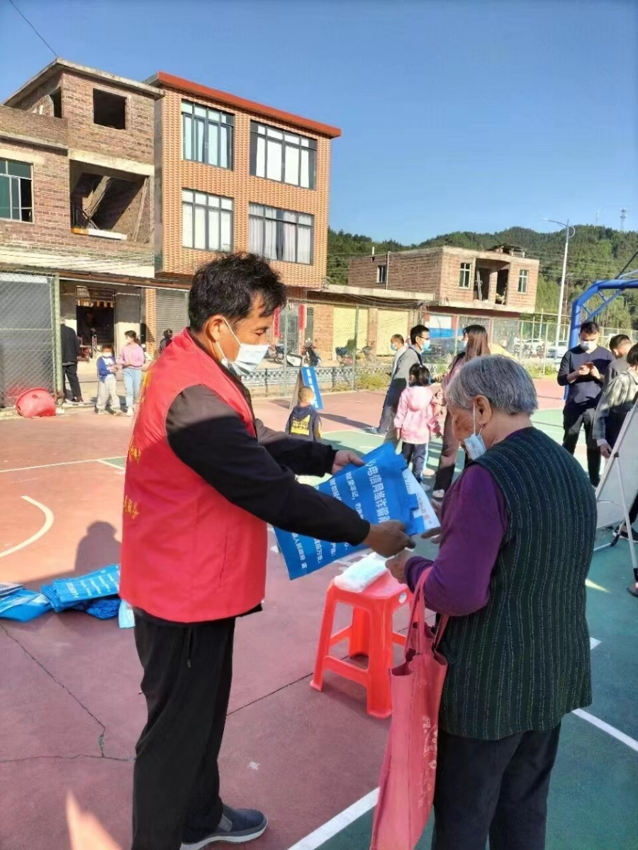 連山壯族瑤族自治縣小三江鎮(zhèn)田心村黨總支部書記、村委會(huì)主任黃家得在向村民宣傳反電信詐騙知識(shí)。資料圖