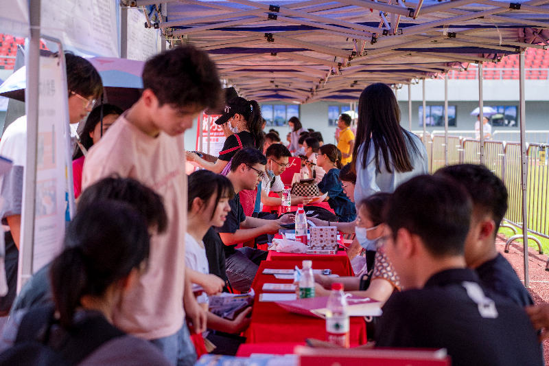 圖片一  20231021001-2023年5月27日，清遠(yuǎn)市舉辦2023年廣東省粵北片區(qū)“穩(wěn)就業(yè)促發(fā)展”大型招聘活動(dòng)，現(xiàn)場(chǎng)前來(lái)咨詢(xún)的求職者絡(luò)繹不絕。.jpg