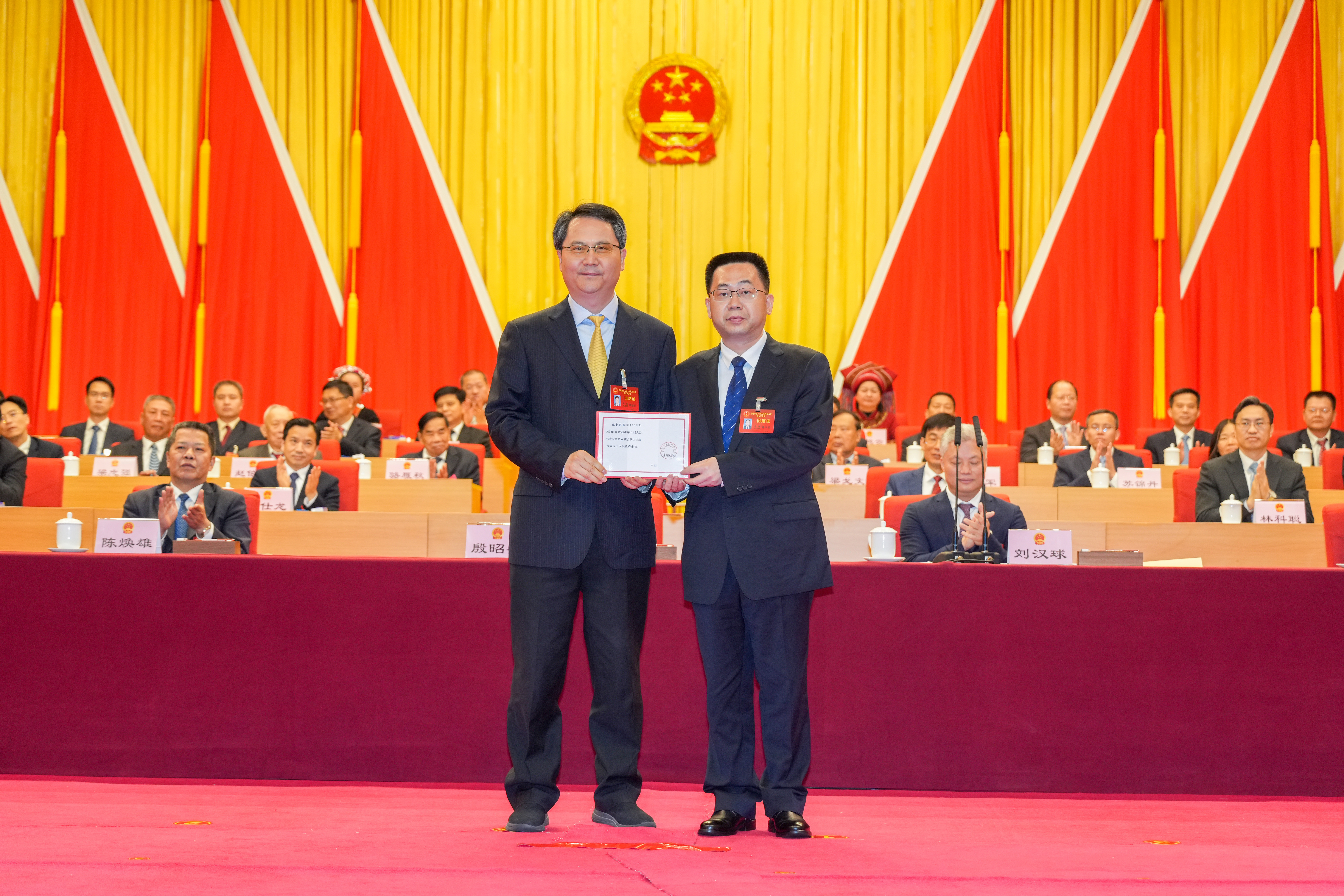 大會主席團常務(wù)主席、市委書記、市人大常委會主任殷昭舉為新當(dāng)選的清遠(yuǎn)市人民政府市長陳金鑾頒發(fā)當(dāng)選證書。